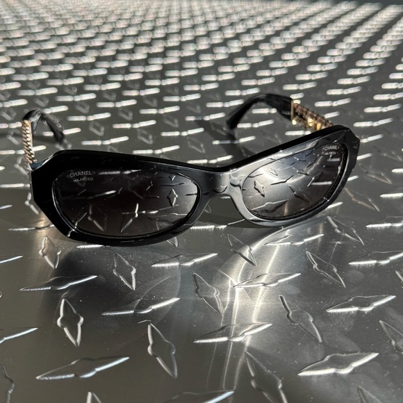 Chanel CH5537-Q Chain Logo Sunlgasses in Black